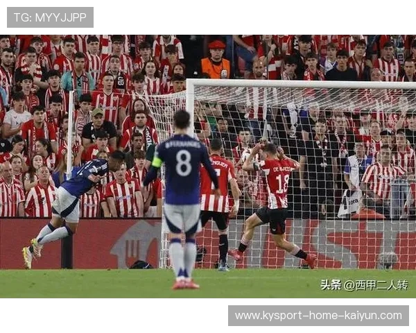 曼联中路密集配合完成漂亮一脚打门得分