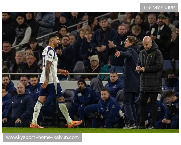 热刺门将飞身救险挽回颜面